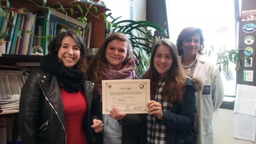 Alba Nadal, Mónica López e Paula Rodríguez, xunto coa profesora Cristina Castillo Alba Nadal, Mónica López e Paula Rodríguez, xunto coa profesora Cristina Castillo