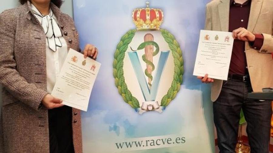 Cristina Castillo e Gonzalo López, cos diplomas acrediativos dos galardóns outorgados pola Racve Cristina Castillo e Gonzalo López, cos diplomas acrediativos dos galardóns outorgados pola Racve