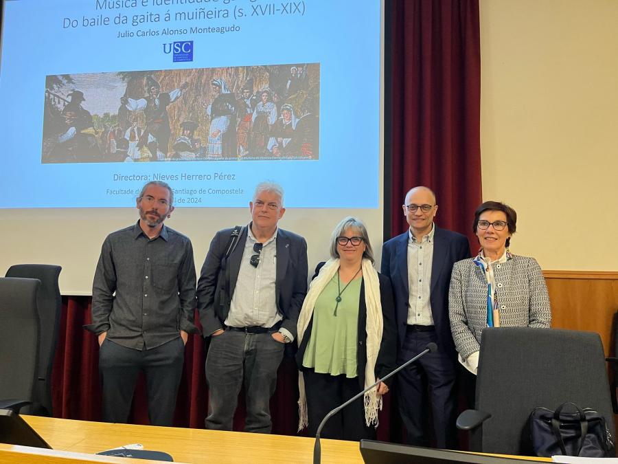 Íñigo Sánchez Fuarros, esquerda, Xosé Manuel Núñez Seixas, Fátima Braña Rey, Julio Alonso Monteagudo e Nieves Herrero Pérez na defensa da tese de Alonso Íñigo Sánchez Fuarros, esquerda, Xosé Manuel Núñez Seixas, Fátima Braña Rey, Julio Alonso Monteagudo e Nieves Herrero Pérez na defensa da tese de Alonso