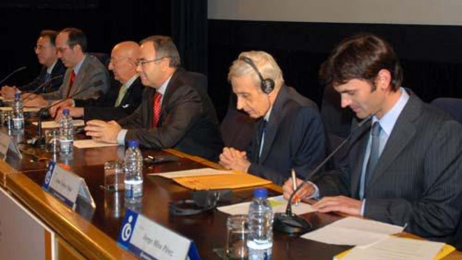 Na conferencia acompañaron a Nash (segundo pola dereita) o reitor e o alcalde de Santiago, entre outras personalidade Na conferencia acompañaron a Nash (segundo pola dereita) o reitor e o alcalde de Santiago, entre outras personalidade