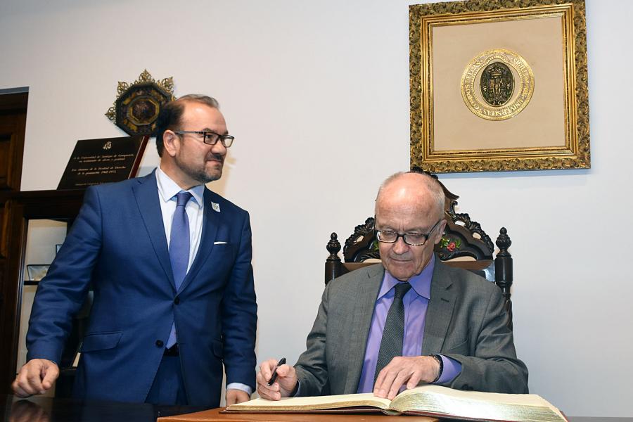 El rector, Antonio López, y Finn E. Kydland en la firma del libro de honor de la USC El rector, Antonio López, y Finn E. Kydland en la firma del libro de honor de la USC