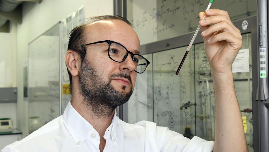 Javier Montenegro no seu laboratorio do CiQUS. FOTO: Santi Alvite Javier Montenegro no seu laboratorio do CiQUS. FOTO: Santi Alvite