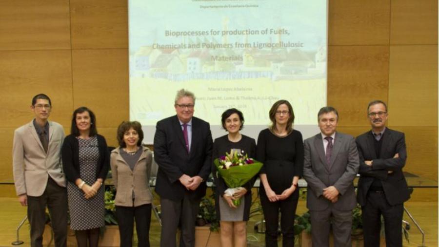María López Abelairas, no centro da imaxe, xunto aos integrantes do tribunal e aos directores da investigación. María López Abelairas, no centro da imaxe, xunto aos integrantes do tribunal e aos directores da investigación.