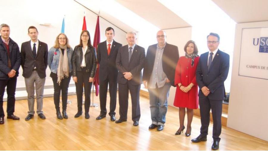 Ageitos, no centro, acompañado do reitor Juan Viaño, membros do seu equipo decanal e do goberno da USC Ageitos, no centro, acompañado do reitor Juan Viaño, membros do seu equipo decanal e do goberno da USC