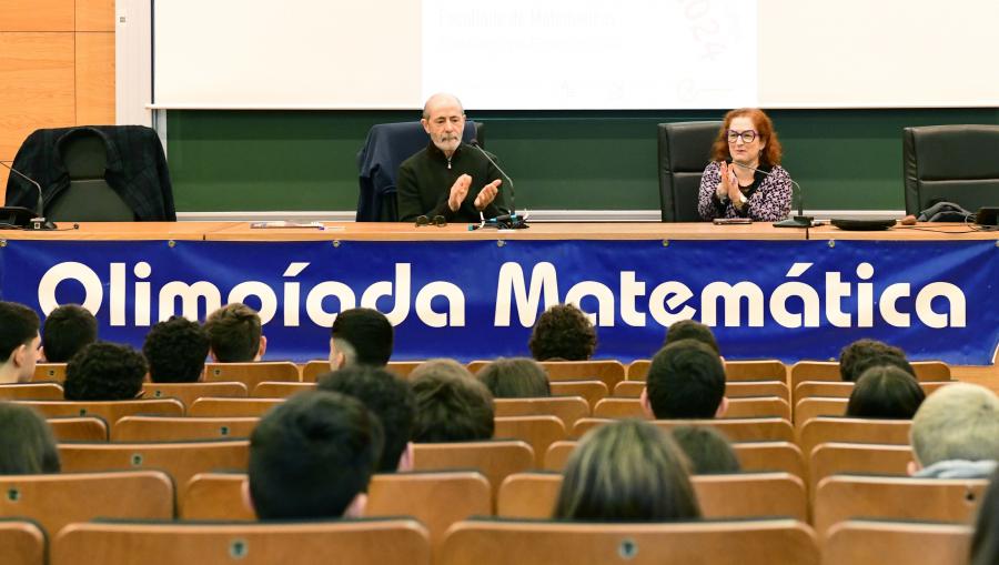 O profesor Felipe Gago e a decana Elena Vázquez Cendón deron a benvida ao estudantado. FOTO: Santi Alvite O profesor Felipe Gago e a decana Elena Vázquez Cendón deron a benvida ao estudantado. FOTO: Santi Alvite