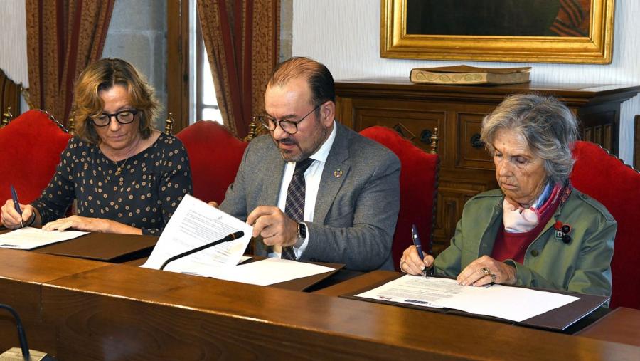 O reitor Antonio López e a presidenta da Fundación Renal, Isabel Entero, acompañada pola súa directora xeral, Blanca Miranda, asinaron este luns, no Colexio san Xerome, o convenio. FOTO: Santi Alvite O reitor Antonio López e a presidenta da Fundación Renal, Isabel Entero, acompañada pola súa directora xeral, Blanca Miranda, asinaron este luns, no Colexio san Xerome, o convenio. FOTO: Santi Alvite