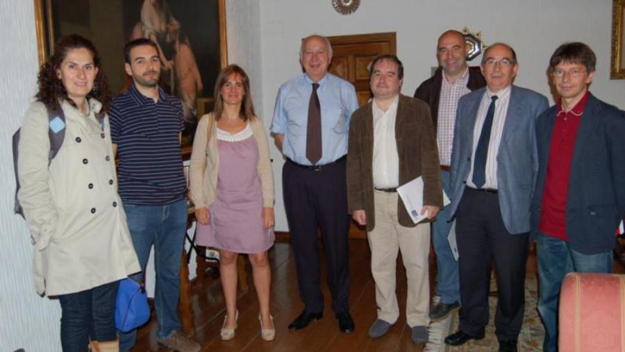 Os integrantes do grupo reuníronse co reitor no seu despacho de San Xerome para explicarlle os detalles do proxecto. De esquerda a dereita, a tecnóloga Ángeles Piñeiro; o investigador Valeria Paul; a... Os integrantes do grupo reuníronse co reitor no seu despacho de San Xerome para explicarlle os detalles do proxecto. De esquerda a dereita, a tecnóloga Ángeles Piñeiro; o investigador Valeria Paul; a...