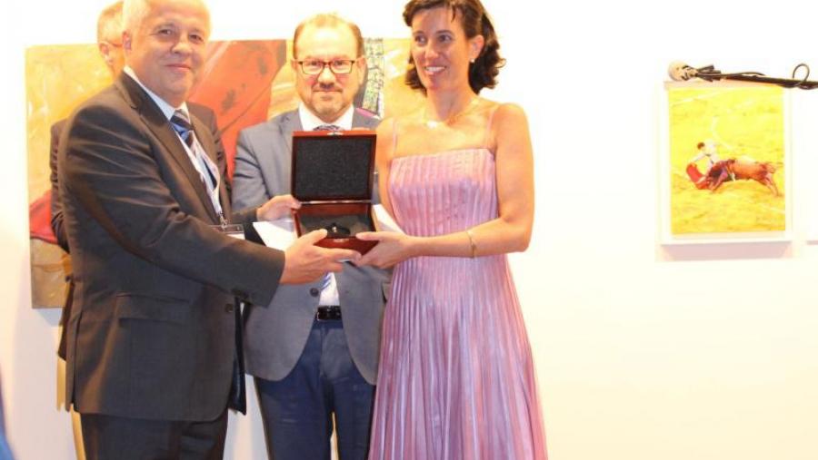 O presidente do Grupo Compostela de Universidades, Marek Kręglewski, entrega a cuncha de ouro á gañadora do Premio Internacional XXII Premio Internacional Grupo Compostela-Xunta de Galicia, María... O presidente do Grupo Compostela de Universidades, Marek Kręglewski, entrega a cuncha de ouro á gañadora do Premio Internacional XXII Premio Internacional Grupo Compostela-Xunta de Galicia, María...