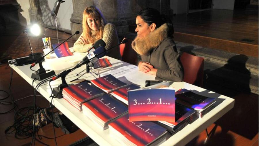 Renata Otero (á esquerda) presentou o libro na Igrexa Universitaria acompañada por Mercedes Rosón (Foto: Santi Alvite) Renata Otero (á esquerda) presentou o libro na Igrexa Universitaria acompañada por Mercedes Rosón (Foto: Santi Alvite)