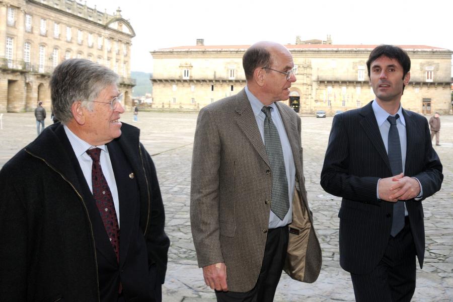 Luis Castedo, Karl Barry Sharpless y Jorge Mira en la Praza do Obradoiro Luis Castedo, Karl Barry Sharpless y Jorge Mira en la Praza do Obradoiro