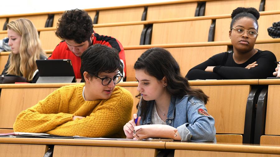 Dirixida á comunidade universitaria así como a calquera persoa maior de 16 de anos interesada, a oferta de cursos dispón de distintas alternativas de horario en función do idioma elixido así como distintos emprazamentos. FOTO: Santi Alvite Dirixida á comunidade universitaria así como a calquera persoa maior de 16 de anos interesada, a oferta de cursos dispón de distintas alternativas de horario en función do idioma elixido así como distintos emprazamentos. FOTO: Santi Alvite