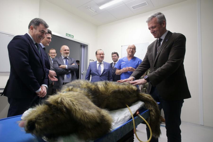 Autoridades académicas e políticas nunha sala de recuperación do Rof Codina Autoridades académicas e políticas nunha sala de recuperación do Rof Codina