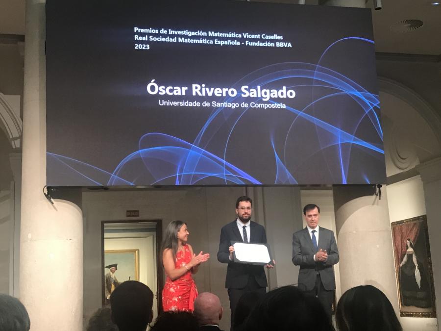 Óscar Rivero Salgado recollendo o premio Óscar Rivero Salgado recollendo o premio