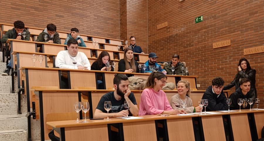 Sesión de iniciación á cata celebrada na EPS de Enxeñaría da USC Sesión de iniciación á cata celebrada na EPS de Enxeñaría da USC