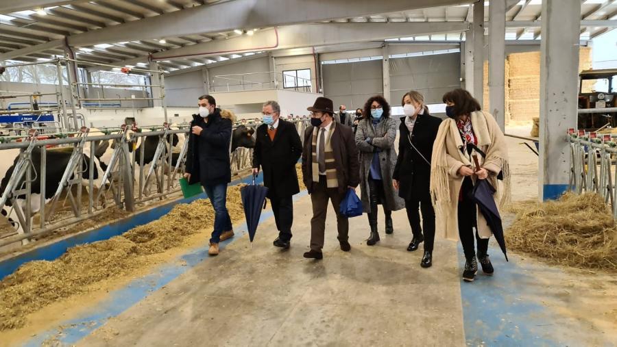 De esquerda a dereita, Roberto Fernández, Emilio Gomes, Antonio López, Sonia Verdes, Pilar García e Montserrat Valcárcel, na Granxa Experimental do Campus Terra De esquerda a dereita, Roberto Fernández, Emilio Gomes, Antonio López, Sonia Verdes, Pilar García e Montserrat Valcárcel, na Granxa Experimental do Campus Terra