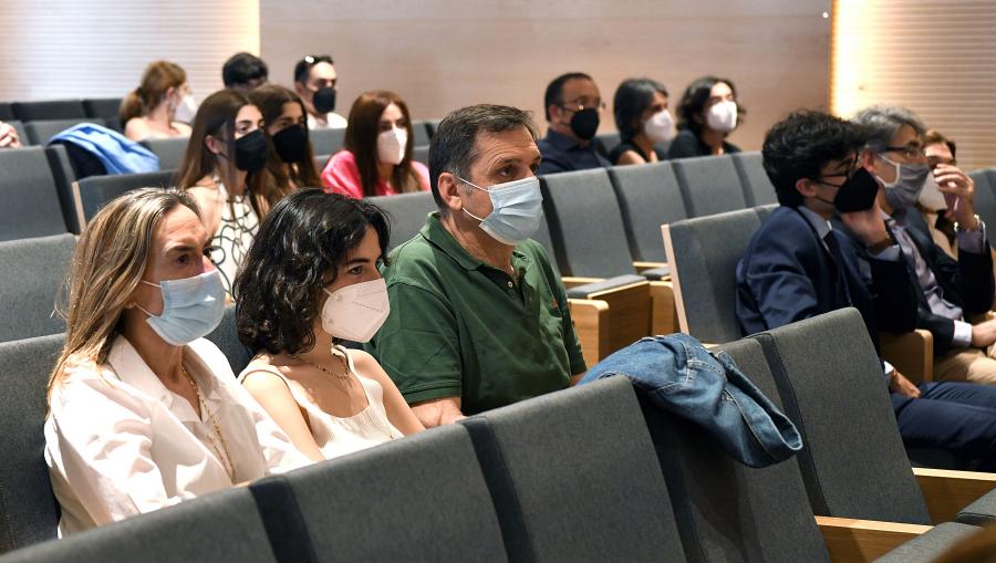 A sesión combinou a asistencia presencial e por streaming do alumnado recoñecido. Foto: Santi Alvite Vista do Salón de Actos de Medicina