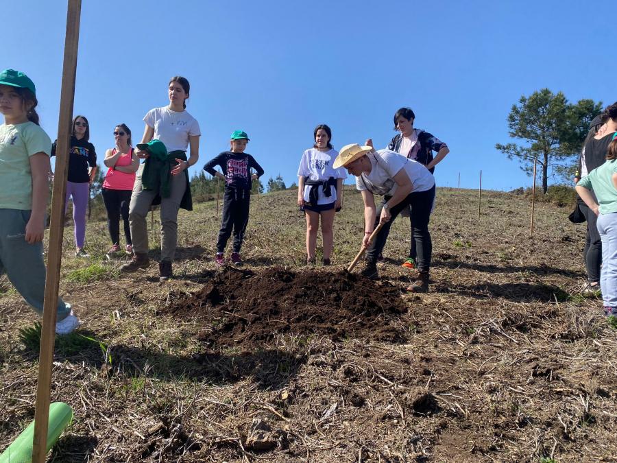 Participantes na xornada do proxecto ApS 'Plantando cara ao lume', na serra do Xurés Participantes na xornada do proxecto ApS 'Plantando cara ao lume', na serra do Xurés