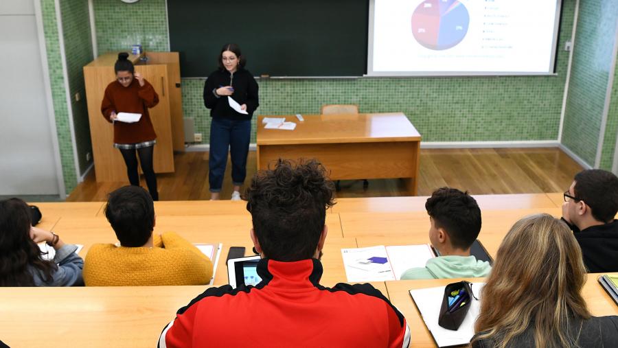 Alumnado da USC realizando unha presentación. FOTO: Santi Alvite Alumnado da USC realizando unha presentación