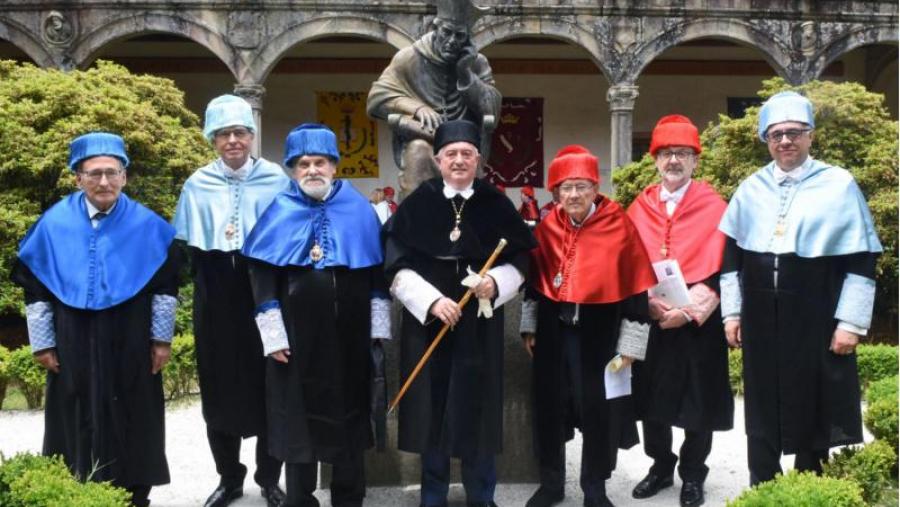 Os novos honoris causa xunto cos seus padriños e o reitor, no Colexio de Fonseca. Foto: Santi Alvite Os novos honoris causa xunto cos seus padriños e o reitor, no Colexio de Fonseca. Foto: Santi Alvite