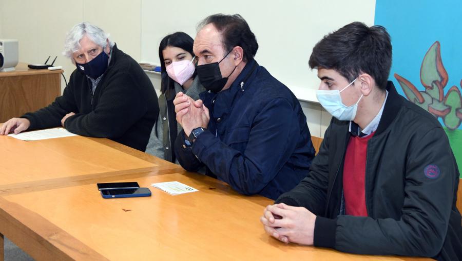Xosé Ramón Pousa, Alba Silva, José Crespo e Avelino Souto, na presentación do XXVIII Premio de Xornalismo Gastronómico ‘Álvaro Cunqueiro’. Foto: Santi Alvite Xosé Ramón Pousa, Alba Silva, José Crespo e Avelino Souto, na presentación do XXVIII Premio de Xornalismo Gastronómico ‘Álvaro Cunqueiro’. Foto: Santi Alvite