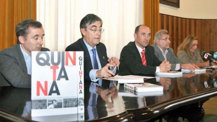De esquerda á dereita: Antonio Azaustre, director académico do Servicio de Publicacións da USC; Salvador Fernández Moreda, presidente da Deputación da Coruña; Juan Monterroso, decano da facultade de... De esquerda á dereita: Antonio Azaustre, director académico do Servicio de Publicacións da USC; Salvador Fernández Moreda, presidente da Deputación da Coruña; Juan Monterroso, decano da facultade de...