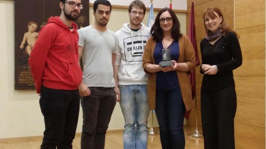 A decana Mª Victoria Otero Espinar, co trofeo acompañada de integrantes do equipo e de Marta Carballo A decana Mª Victoria Otero Espinar, co trofeo acompañada de integrantes do equipo e de Marta Carballo