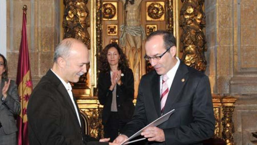 O profesor Urbano Fra (á esquerda) recibiu o premio premio de mans de Senén Barro O profesor Urbano Fra (á esquerda) recibiu o premio premio de mans de Senén Barro