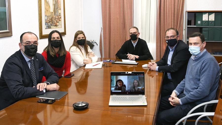 Ademais do reitor e de Julio Arca, tamén interviñeron no acto Gumersindo Feijoo Costa, vicerreitor de Planificación, Tecnoloxías e Sustentabilidade; Montserrat Valcárcel Armesto, vicerreitora de Coordinación do Campus de Lugo; Enrique Roca Bordello, director da Cátedra; Marcela Fernández, responsable da Unidade de Xestión de I+D+i; Paula Avendaño, responsable de marketing e comunicación, e a asesora xurídica Marta Blanco. FOTO: Santi Alvite Ademais do reitor e de Julio Arca, tamén interviñeron no acto Gumersindo Feijoo Costa, vicerreitor de Planificación, Tecnoloxías e Sustentabilidade; Montserrat Valcárcel Armesto, vicerreitora de Coordinación do Campus de Lugo; Enrique Roca Bordello, director da Cátedra; Marcela Fernández, responsable da Unidade de Xestión de I+D+i; Paula Avendaño, responsable de marketing e comunicación, e a asesora xurídica Marta Blanco. FOTO: Santi Alvite