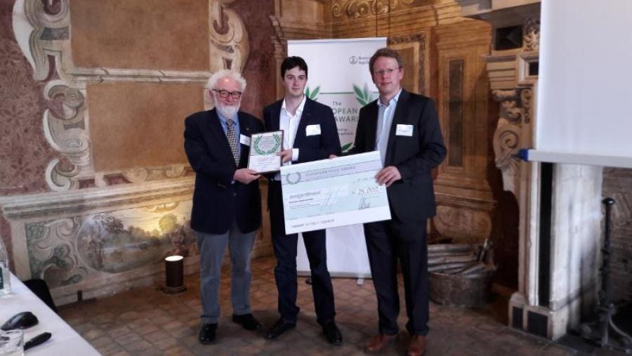 O chantadino Gonzalo López, no centro, na cerimonia de entrega do European PCV2 Award O chantadino Gonzalo López, no centro, na cerimonia de entrega do European PCV2 Award