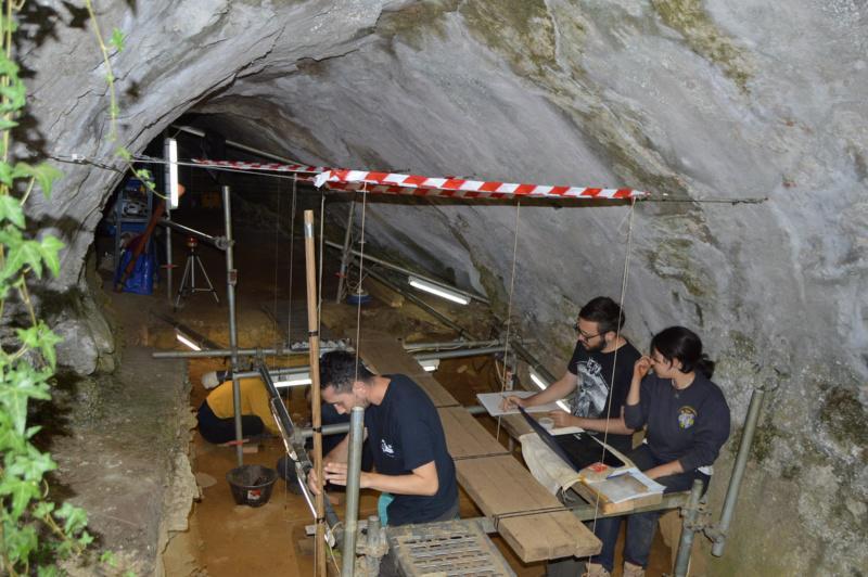 Cova Eirós revela a forma de vida dos neandertais no Paleolítico medio en Galicia e dá conta da súa complexidade tecnolóxica e pericia técnica Cova Eirós revela a forma de vida dos neandertais no Paleolítico medio en Galicia e dá conta da súa complexidade tecnolóxica e pericia técnica