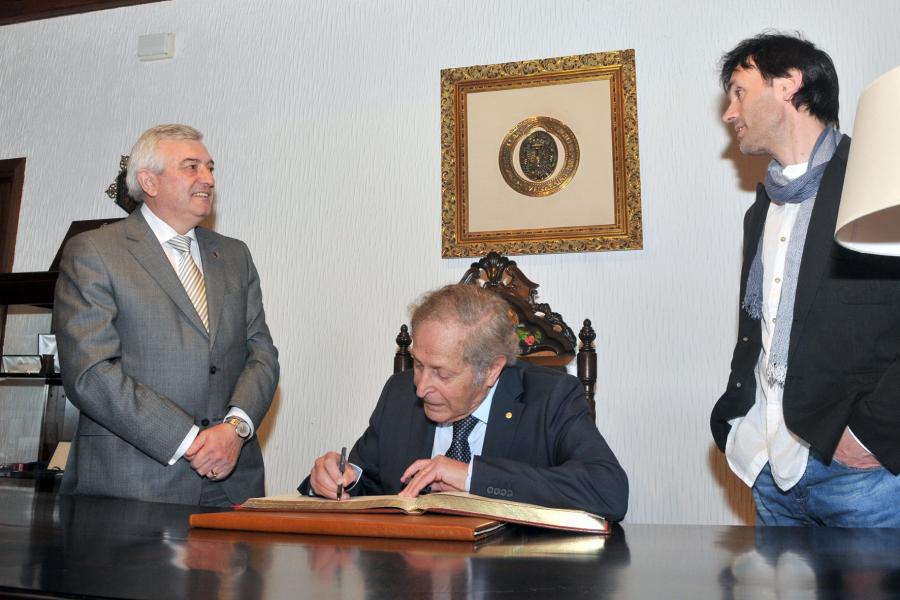 Claude Cohen-Tannoudji firmando en el libro de honor de la USC Claude Cohen-Tannoudji firmando en el libro de honor de la USC