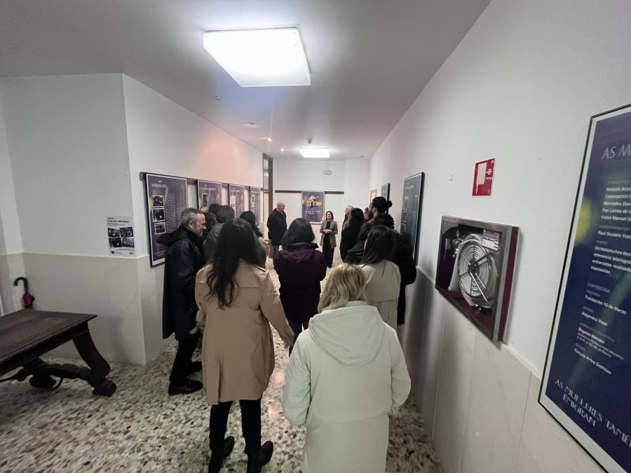 A exposición recibiu esta mañá as súas primeiras visitas Público asistentes á exposición