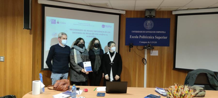 María Fandiño, segunda pola esquerda, cos membros do tribunal da súa tese, na EPS de Enxeñaría María Fandiño, segunda pola esquerda, cos membros do tribunal da súa tese, na EPS de Enxeñaría