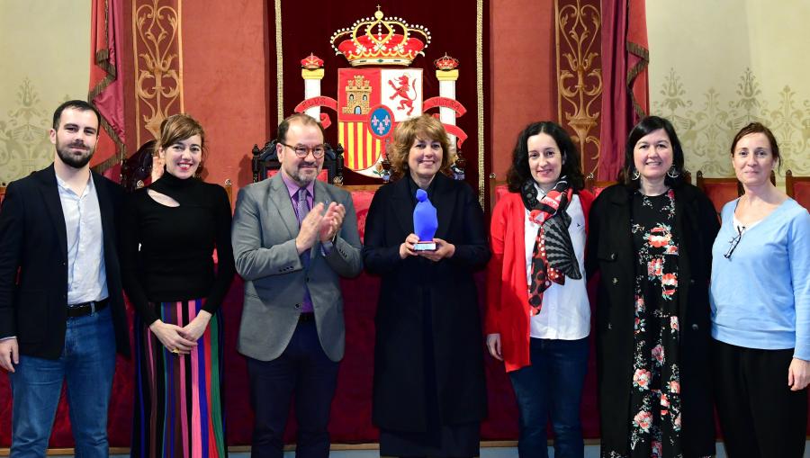 As persoas integrantes de Armela que asistiton ao acto posan co reitor Antonio López. FOTO: Santi Alvite As persoas integrantes de Armela que asistiton ao acto posan co reitor Antonio López. FOTO: Santi Alvite