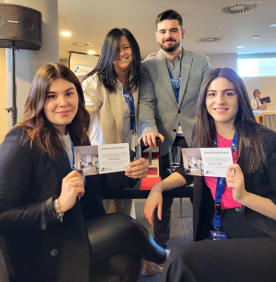 De esquerda a dereita, Carla Fariñas, Miriam Gómez, Diego Rivas e Catherine Vales, coa mención obtida no Talent Macht de Hotusa De esquerda a dereita, Carla Fariñas, Miriam Gómez, Diego Rivas e Catherine Vales, coa mención obtida no Talent Macht de Hotusa