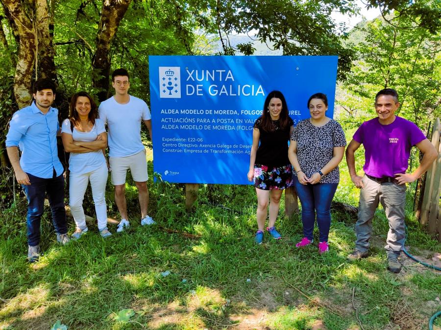 Investigadores da USC, a alcaldesa de Folgoso do Courel e o responsable das instalacións da aldea modelo Investigadores da USC, a alcaldesa de Folgoso do Courel e o responsable das instalacións da aldea modelo
