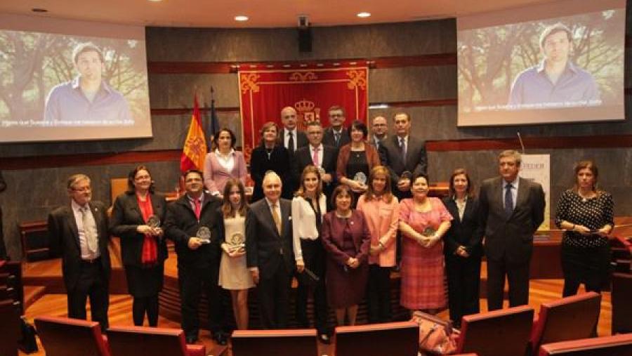A profesora Buceta, cuarta pola dereita, posando co resto dos galardoados A profesora Buceta, cuarta pola dereita, posando co resto dos galardoados