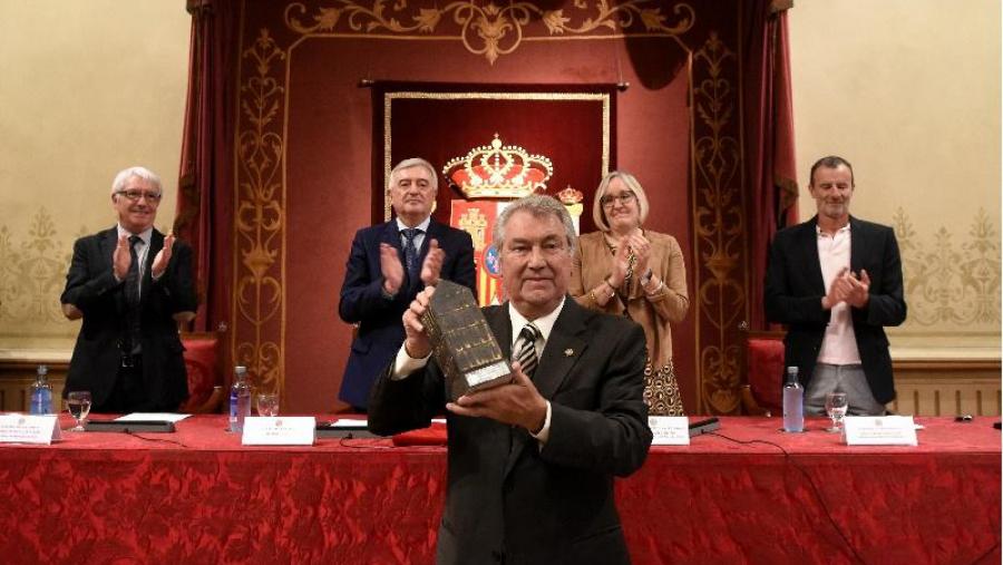 Manuel Bermejo posando co premio en presenza do reitor, a vicerreitora Carme Silva, o profesor Vieito Silva e o director do Servizo de Normalización Lingüística da USC, Núñez Singala (Foto: Santi... Manuel Bermejo posando co premio en presenza do reitor, a vicerreitora Carme Silva, o profesor Vieito Silva e o director do Servizo de Normalización Lingüística da USC, Núñez Singala (Foto: Santi...