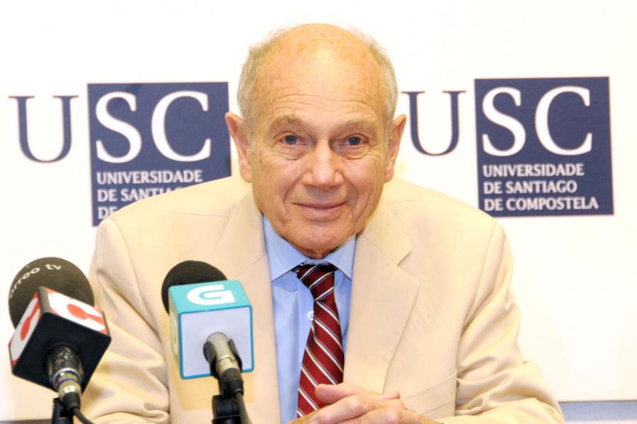James Watson Cronin en la rueda de prensa James Watson Cronin en la rueda de prensa