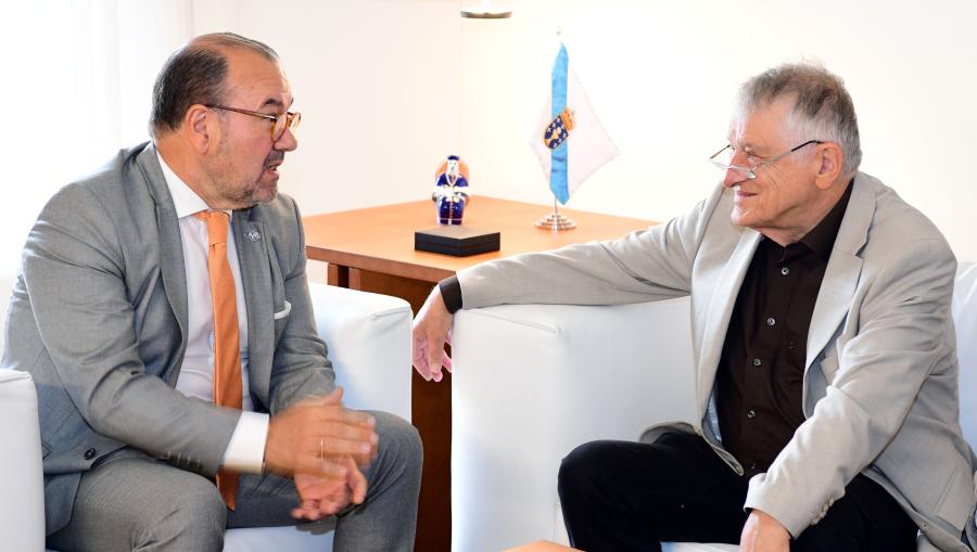 O reitor recibiu a Klaus von Klitzing no seu despacho. Foto: Santi Alvite O reitor recibiu a Klaus von Klitzing no seu despacho. Foto: Santi Alvite