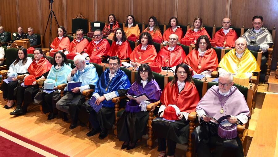 Unha numerosa representación de Medicina e Dereito acudiu ao acto de investidura. Foto: Santi Alvite Unha numerosa representación de Medicina e Dereito acudiu ao acto de investidura