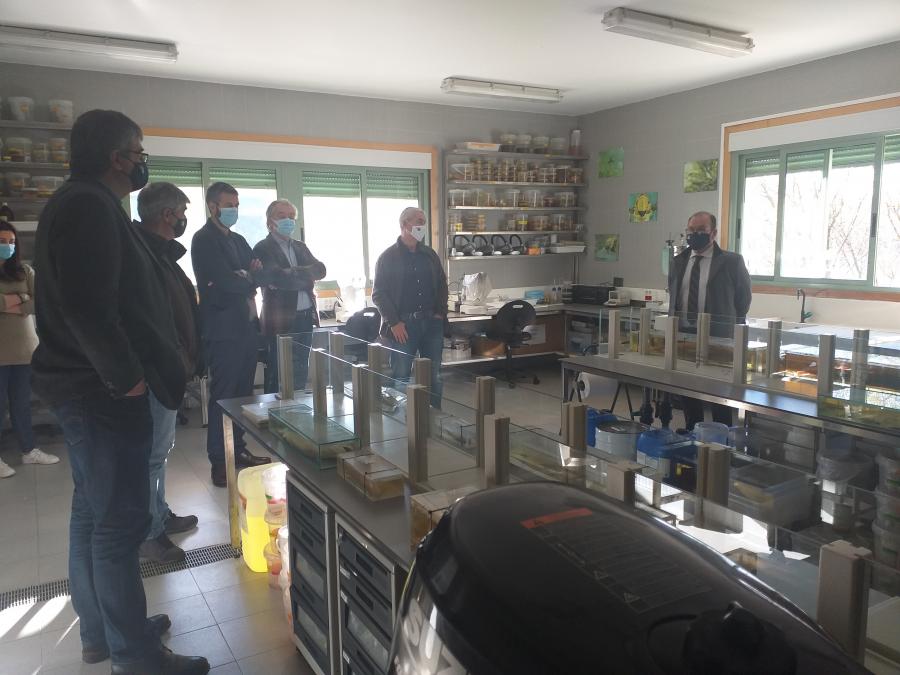 Na visita, a comitiva puido coñecer as instalacións e o traballo de investigación que se desenvolve. Foto: Concello Vilagarcía Na visita, a comitiva puido coñecer as instalacións e o traballo de investigación que se desenvolve. Foto: Concello Vilagarcía