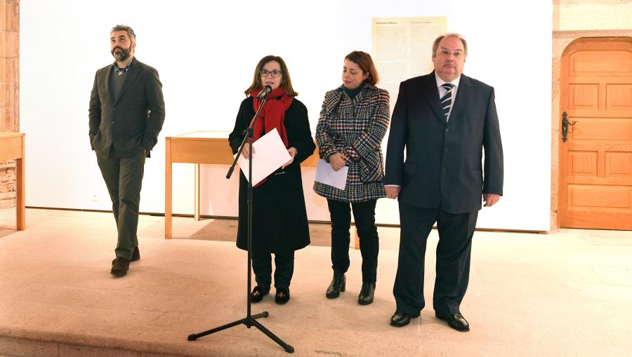 A vicerreitora de Comunicación, Cultura e Servizos, Mar Lorenzo Moledo, presidiu o acto inaugural da mostra no que tamén tomou parte María Isabel Casal Reyes, directora da Biblioteca Universitaria da USC; e os comisarios da exposición Jorge Ledo Martínez e Justo Carnicero Méndez-Aguirre. FOTO: Santi Alvite A vicerreitora de Comunicación, Cultura e Servizos, Mar Lorenzo Moledo, presidiu o acto inaugural da mostra no que tamén tomou parte María Isabel Casal Reyes, directora da Biblioteca Universitaria da USC; e os comisarios da exposición Jorge Ledo Martínez e Justo Carnicero Méndez-Aguirre. FOTO: Santi Alvite