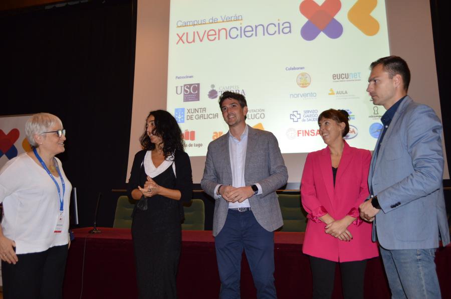 De esquerda a dereita, Mercedes Novo, Ana González Abelleira, Javier Arias, Carlota López e Pablo Rivera, na apertura do X Campus de Verán XuvenCiencia De esquerda a dereita, Mercedes Novo, Ana González Abelleira, Javier Arias, Carlota López e Pablo Rivera, na apertura do X Campus de Verán XuvenCiencia