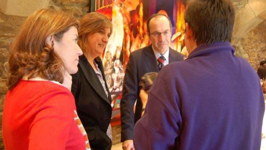 Bolseiros da Fundación Carolina reuníronse co reitor Senén Barro no Colexio de Fonseca Bolseiros da Fundación Carolina reuníronse co reitor Senén Barro no Colexio de Fonseca