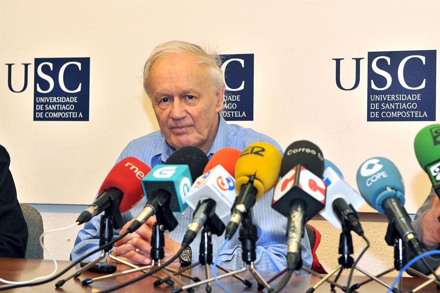 Sir Anthony James Leggett durante la rueda de prensa Sir Anthony James Leggett durante la rueda de prensa