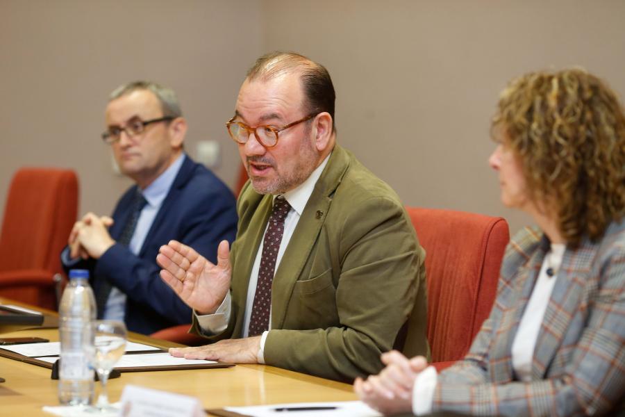 O decano Gonzalo Fernández, o reitor Antonio López e a secretaria xeral da USC, Dulce María García Mella, nun momento da toma de posesión. FOTO: Carlos Castro O decano Gonzalo Fernández, o reitor Antonio López e a secretaria xeral da USC, Dulce María García Mella, nun momento da toma de posesión. FOTO: Carlos Castro