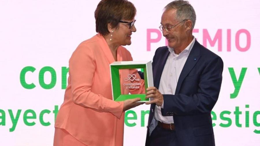 O profesor Ángel Carracedo recibe o premio ‘Constantes y Vitales’ 2019 de mans da Secretaria de Estado, Ángeles Caballero. Imaxe cortesía de La Sexta O profesor Ángel Carracedo recibe o premio ‘Constantes y Vitales’ 2019 de mans da Secretaria de Estado, Ángeles Caballero. Imaxe cortesía de La Sexta