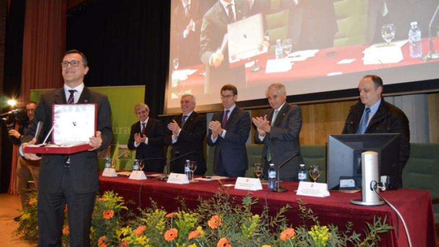 Tomás Cuesta amosa o galardón, diante de García Marín, Viaño Rey, Feijóo, Rodríguez Eiras e López Luaces Tomás Cuesta amosa o galardón, diante de García Marín, Viaño Rey, Feijóo, Rodríguez Eiras e López Luaces
