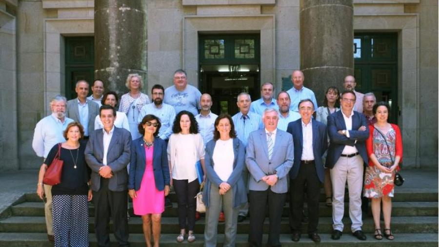 Os Decanos de Química das universidades do Estado español, na Facultade de Quimica da USC, co reitor, Juan Viaño, e a decana anfitrioa, Pilar Bermejo. Os Decanos de Química das universidades do Estado español, na Facultade de Quimica da USC, co reitor, Juan Viaño, e a decana anfitrioa, Pilar Bermejo.